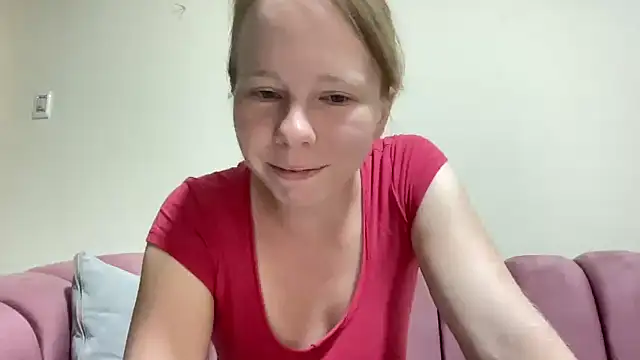 Snapshot of SweetLucy96 chatting on September 20, 10:31 am SweetLucy96 online show from September 20, 10:31 am