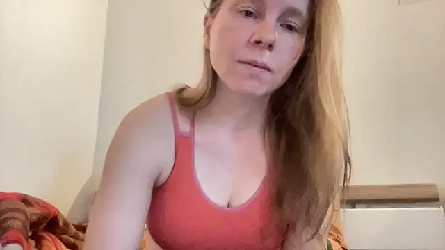 Snapshot of SweetLucy96 chatting on March 19, 10:22 am SweetLucy96 online show from March 19, 10:22 am
