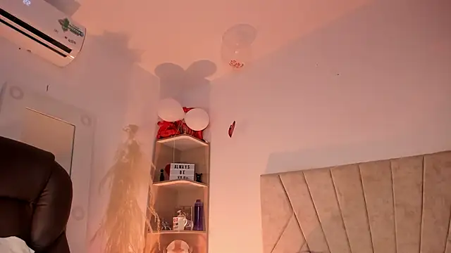 Snapshot of _Niah_ chatting on February 19, 9:25 pm Niah online show from February 19, 9:25 pm