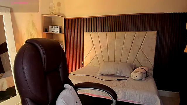  Niah  online show from December 18, 8:01 pm