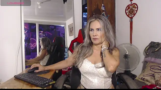 amandabakerx online show from January 14, 7:21 pm