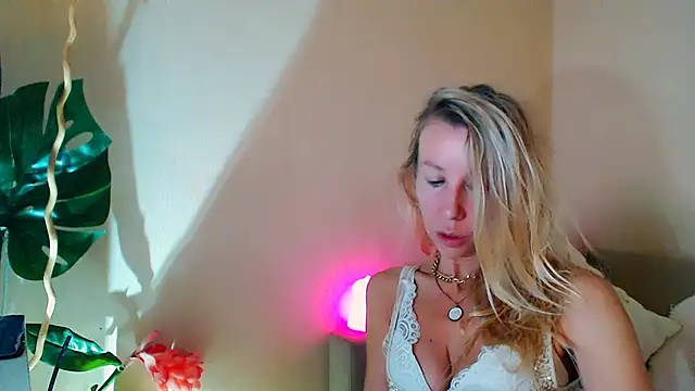 Snapshot of OLIVIA_CANDY chatting on October 18, 4:47 am OLIVIA CANDY online show from October 18, 4:47 am