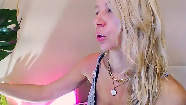 Snapshot of OLIVIA_CANDY chatting on June 1, 5:07 am OLIVIA CANDY online show from June 1, 5:07 am
