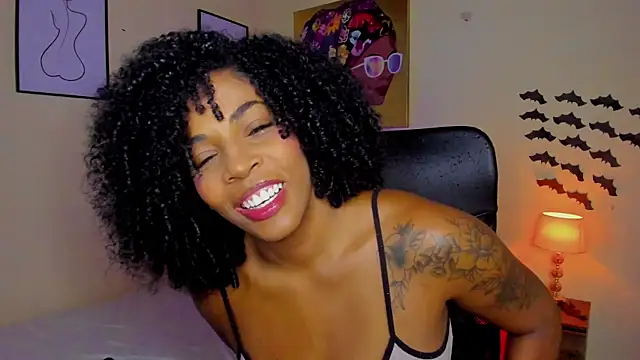 Snapshot of AitanaBrown_ chatting on October 30, 9:33 pm AitanaBrown online show from October 30, 9:33 pm