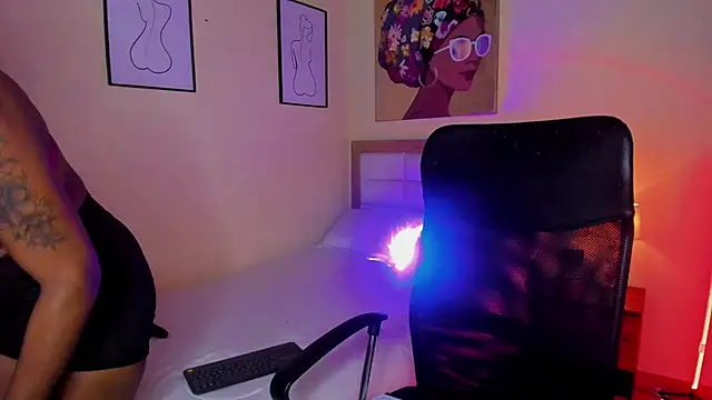 Snapshot of AitanaBrown_ chatting on October 12, 4:19 pm AitanaBrown online show from October 12, 4:19 pm