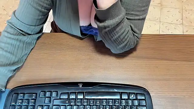 NikkiHolland online show from February 9, 11:19 am