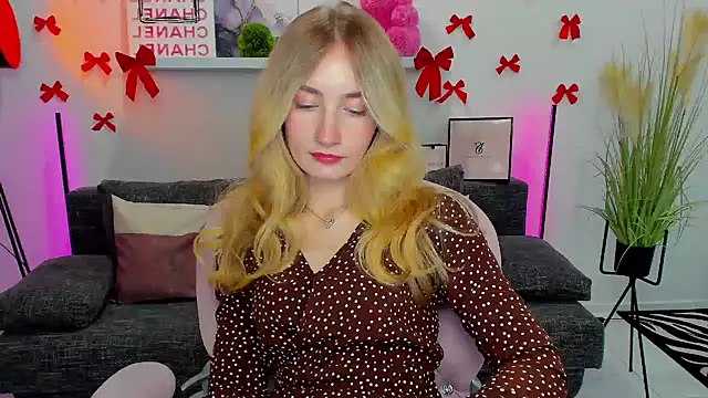 Snapshot of bella__rose chatting on February 18, 4:14 pm bella rose online show from February 18, 4:14 pm