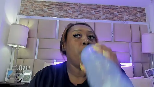ShaniaBrownn online show from September 20, 7:41 pm