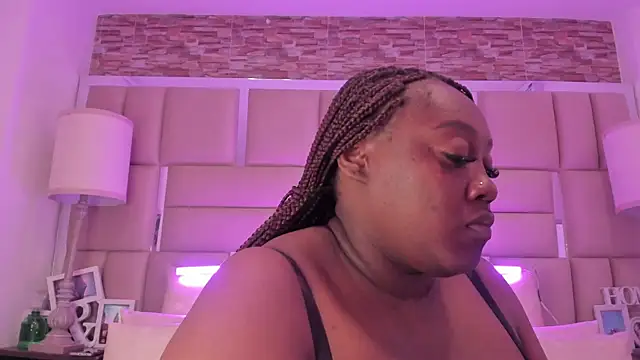 ShaniaBrownn online show from April 16, 7:47 pm