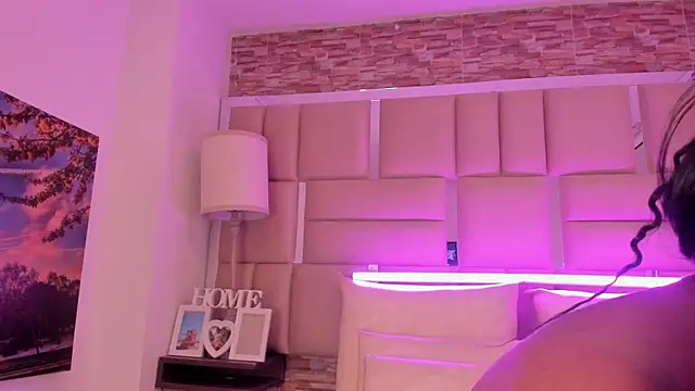 ShaniaBrownn online show from February 19, 7:44 pm