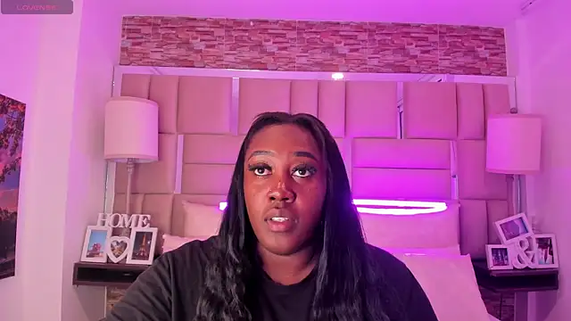 ShaniaBrownn online show from December 18, 8:23 pm