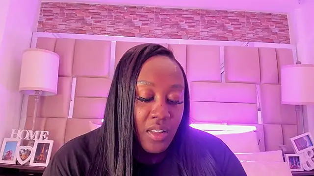 ShaniaBrownn online show from January 6, 7:40 pm