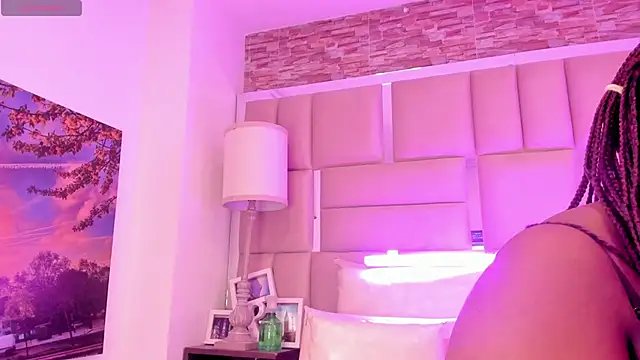 ShaniaBrownn online show from May 25, 7:45 pm