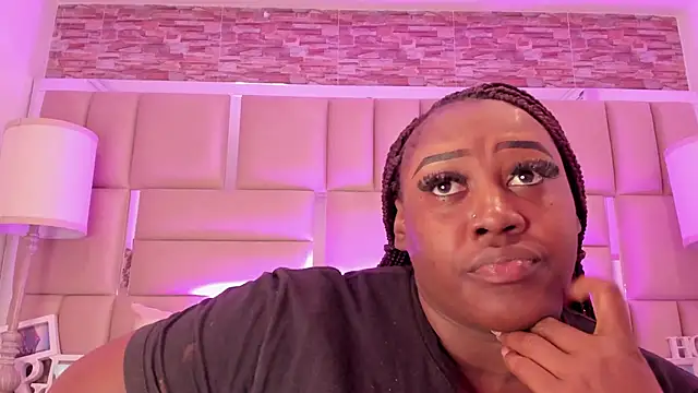ShaniaBrownn online show from May 20, 7:33 pm