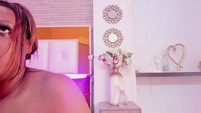 ShaniaBrownn online show from November 1, 8:03 pm