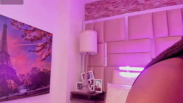 ShaniaBrownn online show from April 10, 7:43 pm