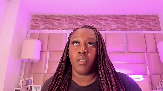 ShaniaBrownn online show from May 12, 7:31 pm
