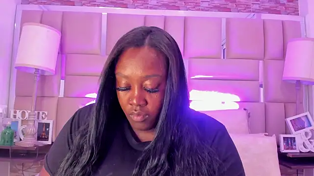 ShaniaBrownn online show from November 11, 7:41 pm