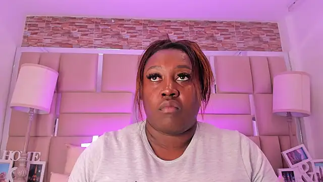 ShaniaBrownn online show from October 1, 7:51 pm