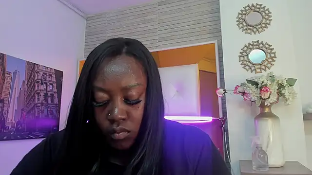 ShaniaBrownn online show from November 4, 8:01 pm