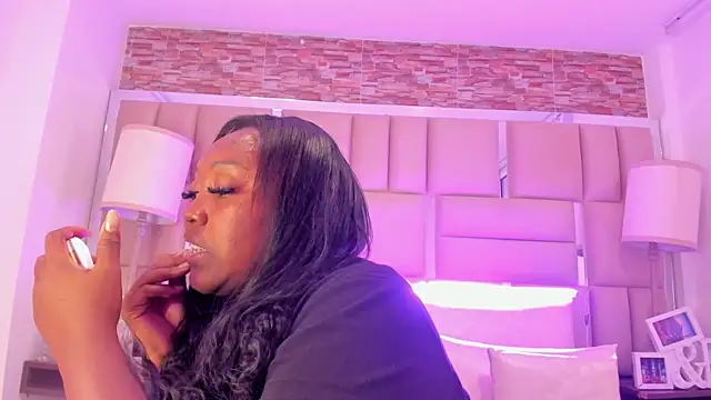 ShaniaBrownn online show from November 20, 7:36 pm