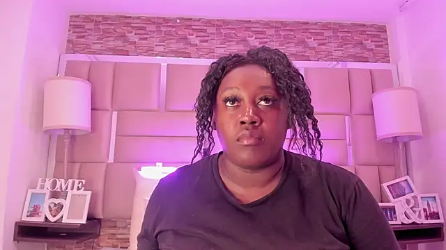 ShaniaBrownn online show from February 21, 7:38 pm