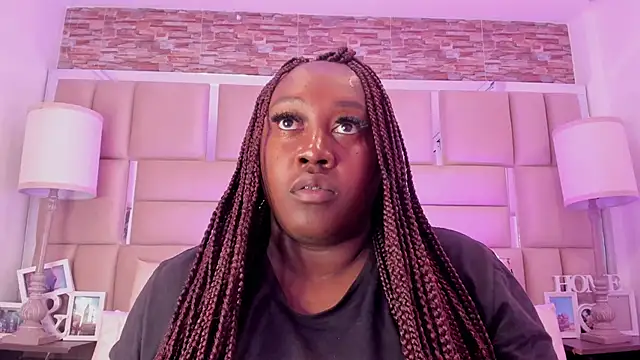 ShaniaBrownn online show from March 24, 7:36 pm