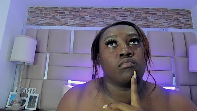 ShaniaBrownn online show from September 9, 7:34 pm