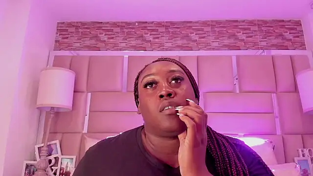 ShaniaBrownn online show from April 14, 7:52 pm