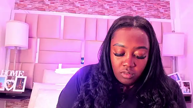 ShaniaBrownn online show from December 22, 8:20 pm