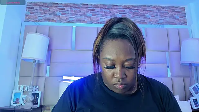 ShaniaBrownn online show from October 14, 7:47 pm
