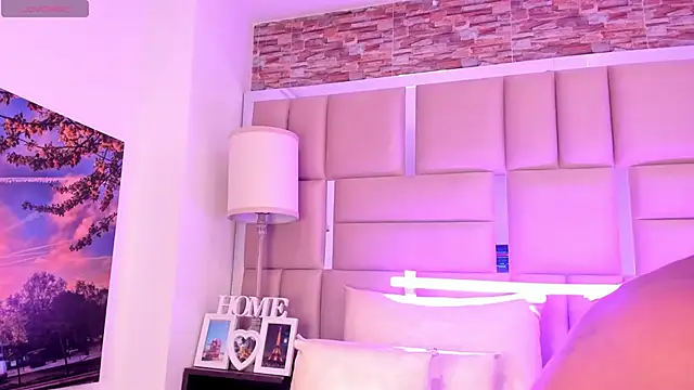 ShaniaBrownn online show from December 20, 8:22 pm