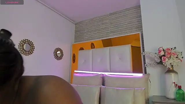 ShaniaBrownn online show from March 6, 7:54 pm