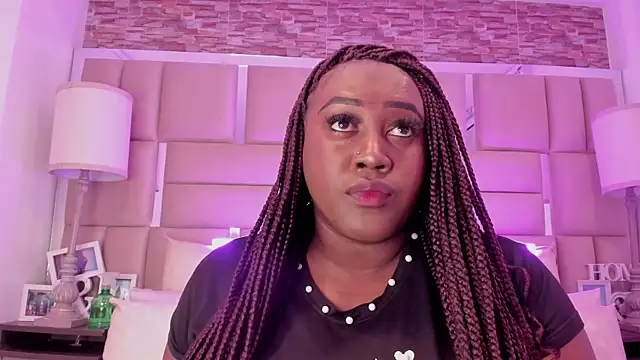 ShaniaBrownn online show from March 31, 7:49 pm