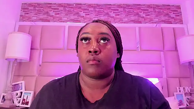 ShaniaBrownn online show from April 23, 7:37 pm