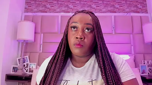 ShaniaBrownn online show from March 29, 7:26 pm