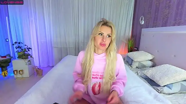 Snapshot of MirandaQueen chatting on January 4, 4:44 am MirandaQueen online show from January 4, 4:44 am