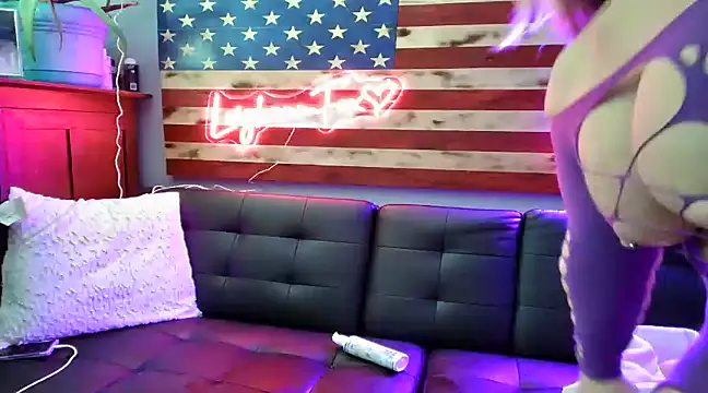 Snapshot of LeighAnnFox chatting on January 8, 10:06 pm LeighAnnFox online show from January 8, 10:06 pm