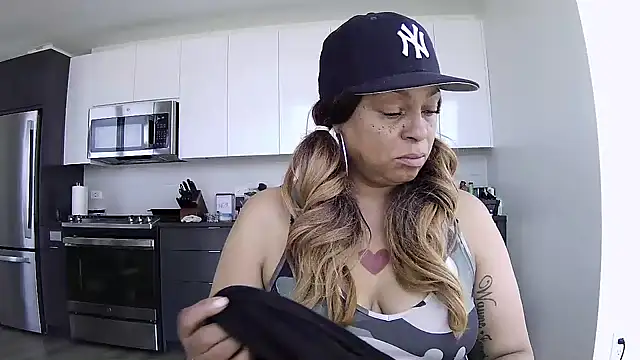 MSweetLindaParks online show from May 26, 7:34 pm