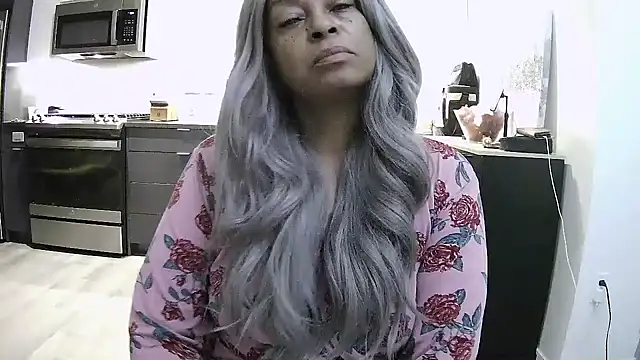 MSweetLindaParks online show from July 19, 9:06 am
