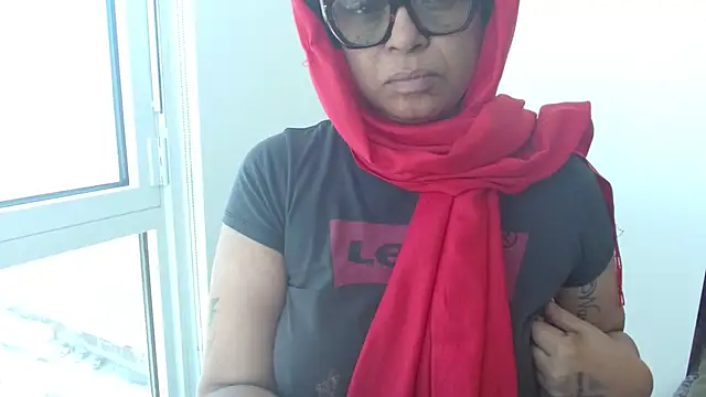 MSweetLindaParks online show from April 10, 5:20 pm