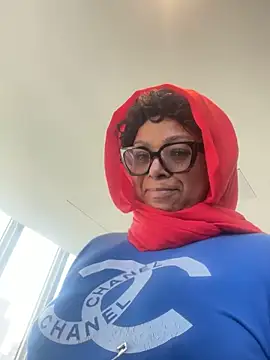 MSweetLindaParks online show from April 16, 12:39 pm