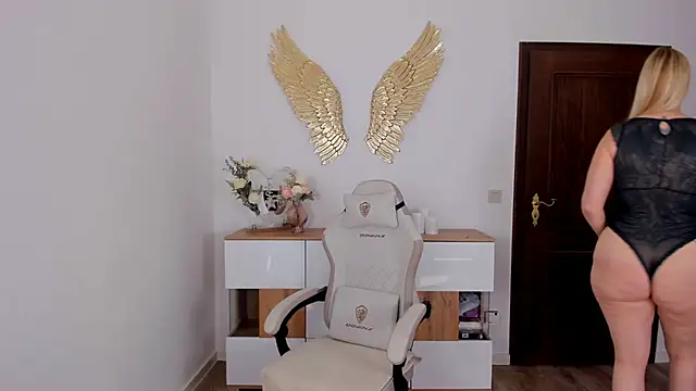 Snapshot of Sally_Secret chatting on November 6, 11:25 am Sally Secret online show from November 6, 11:25 am