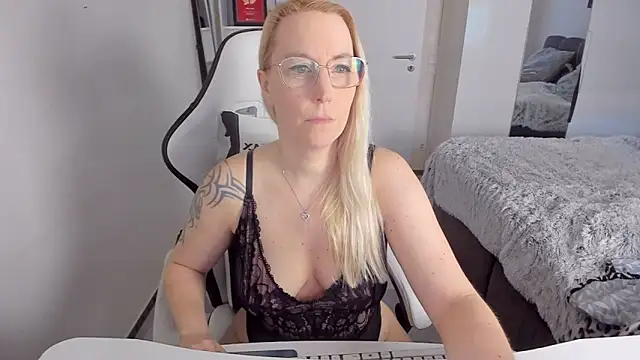 Snapshot of Sally_Secret chatting on February 3, 11:09 am Sally Secret online show from February 3, 11:09 am