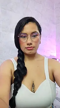 Snapshot of LauraRuiz1 chatting on May 27, 1:57 am LauraRuiz1 online show from May 27, 1:57 am