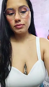Snapshot of LauraRuiz1 chatting on May 27, 1:04 am LauraRuiz1 online show from May 27, 1:04 am