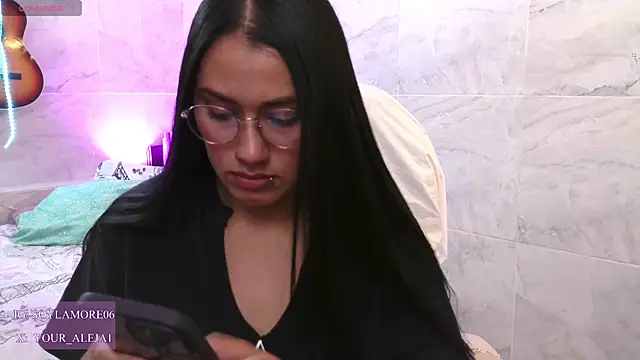 Snapshot of LauraRuiz1 chatting on June 2, 1:05 am LauraRuiz1 online show from June 2, 1:05 am