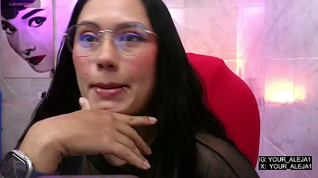 Snapshot of LauraRuiz1 chatting on May 13, 4:30 am LauraRuiz1 online show from May 13, 4:30 am