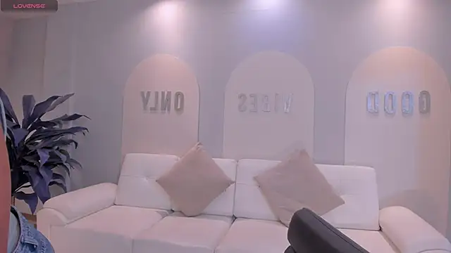 ToriCrossX online show from October 6, 1:23 pm