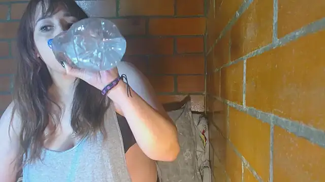 Snapshot of jenniferS_ chatting on March 9, 7:23 am jenniferS online show from March 9, 7:23 am